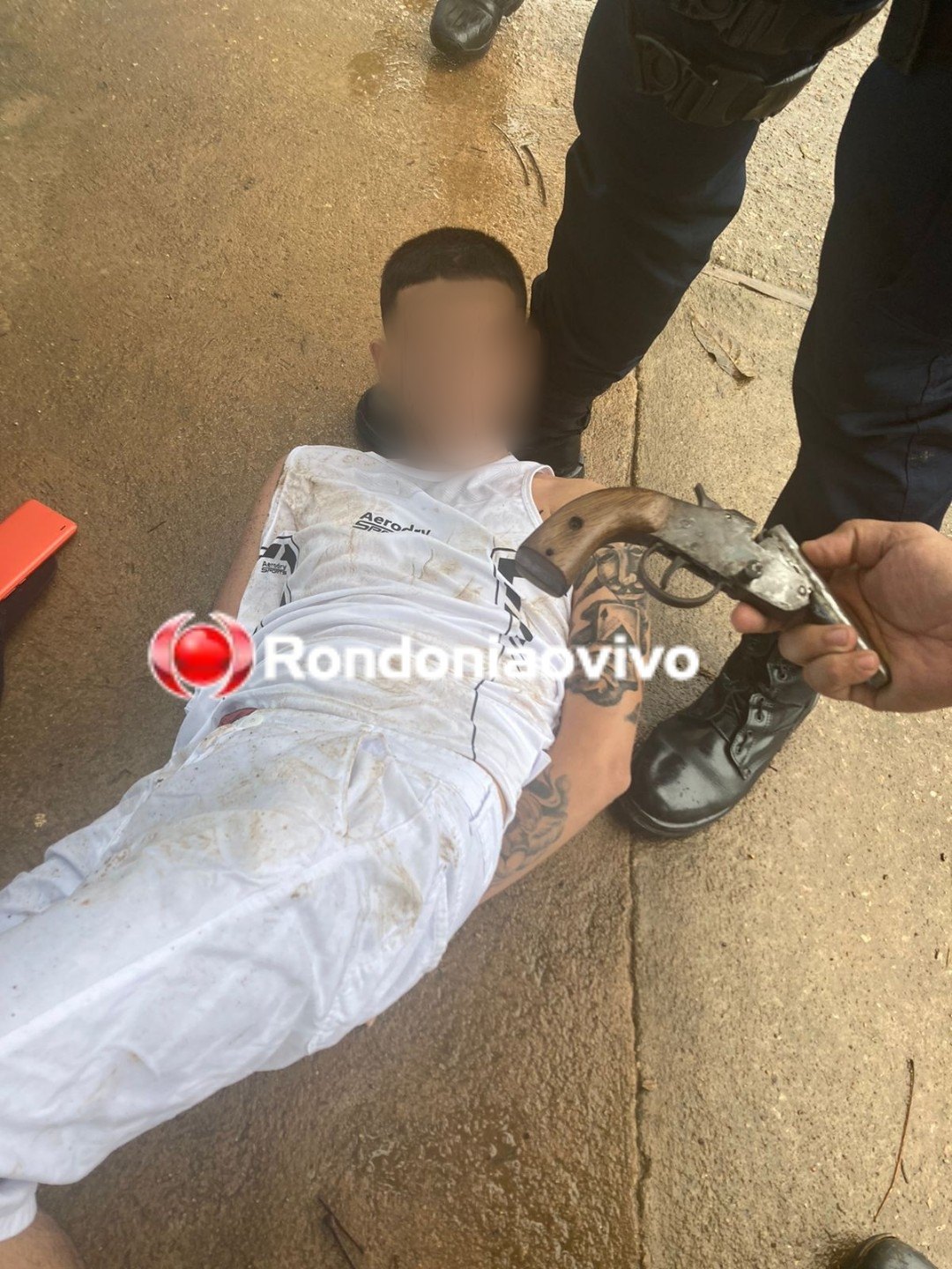 PRESOS: Criminosos são flagrados armados na frente de escola na zona Leste