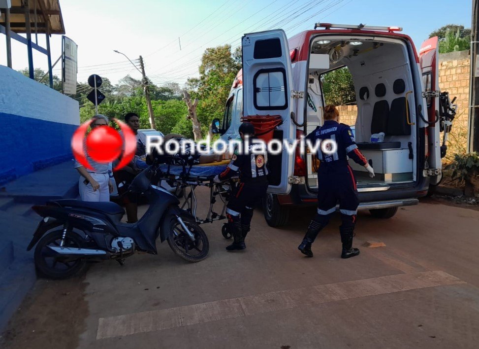 NA RAMPA: Servidora publica sofre fratura após cair de moto na frente de escola