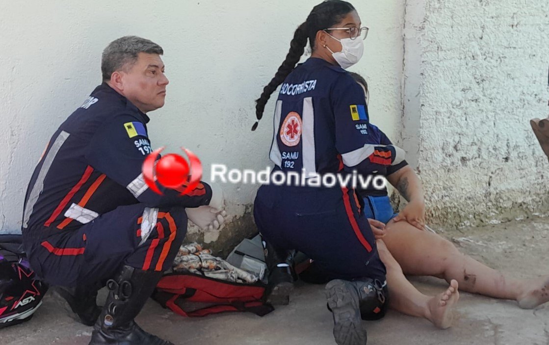 URGENTE: Moto XRE300 ocupada por casal e criança bate em cheio contra carro