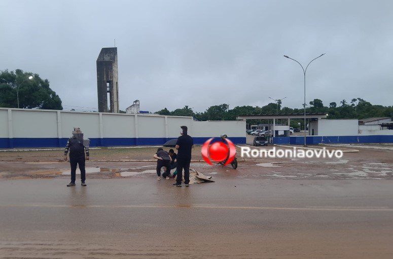 URGENTE: Duas pessoas ficam feridas em grave acidente na frente de presídio 