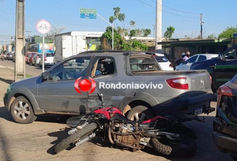 URGENTE: Moto XRE300 ocupada por casal e criança bate em cheio contra carro