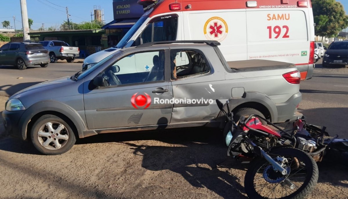 URGENTE: Moto XRE300 ocupada por casal e criança bate em cheio contra carro