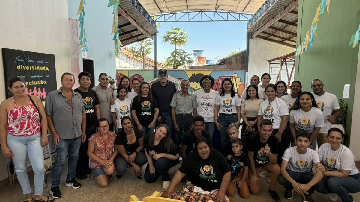 SÍLVIA CRISTINA: Deputada participa de entrega de van e de recursos para a Apae em Seringueiras
