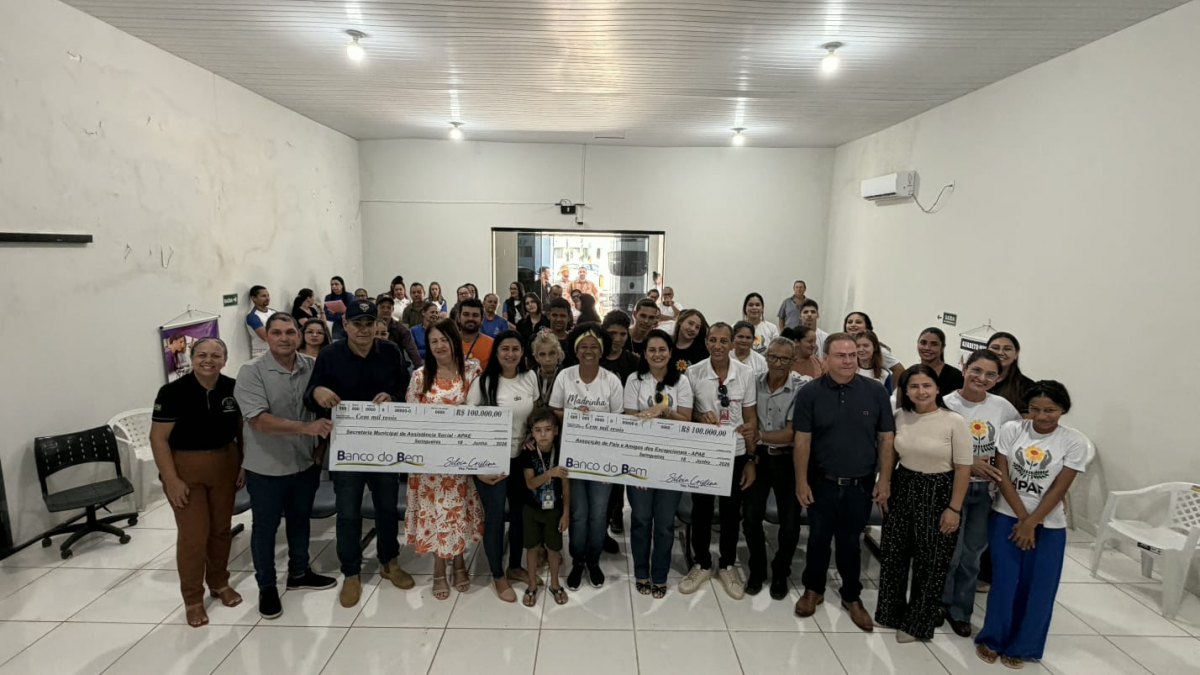 SÍLVIA CRISTINA: Deputada participa de entrega de van e de recursos para a Apae em Seringueiras