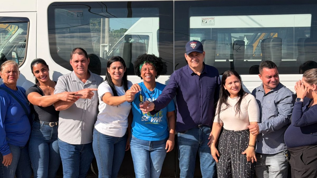 SÍLVIA CRISTINA: Deputada participa de entrega de van e de recursos para a Apae em Seringueiras