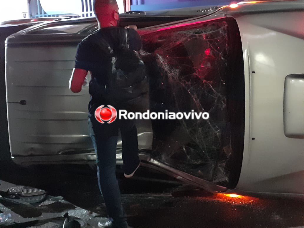 NO CENTRO: Hilux capota após motorista avançar preferencial e mulher fica ferida