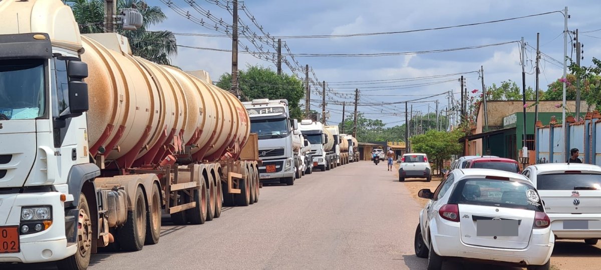 PROTESTO: Motoristas de aplicativo cobram redução do ICMS da gasolina e álcool