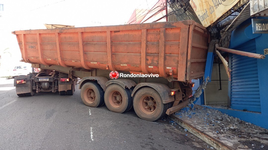 DESTRUIÇÃO: Caminhão caçamba desce ladeira desgovernado e atinge loja no Centro