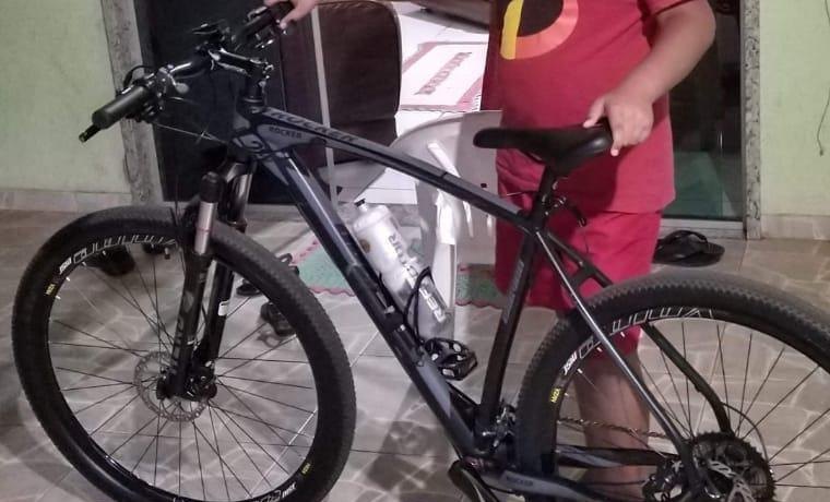 VEJA A OUSADIA: Vídeo flagra ladrão furtando bicicleta em residência na capital