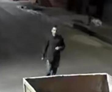 VEJA A OUSADIA: Vídeo flagra ladrão furtando bicicleta em residência na capital