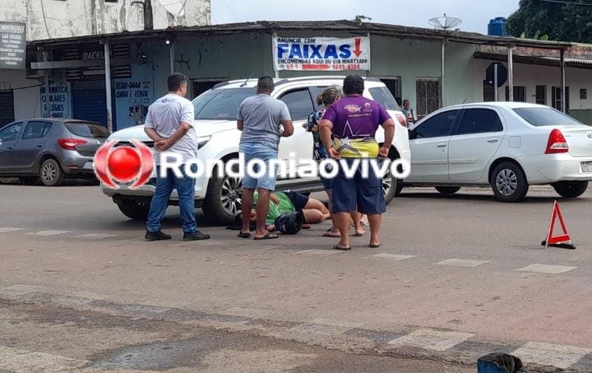 INABILITADA: Motorista de Blazer avança cruzamento e deixa mulher em moto ferida 