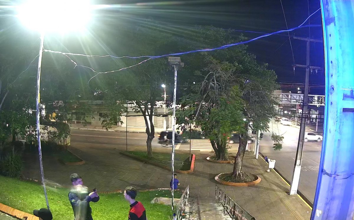 DANO AO PATRIMÔNIO: Jovem é flagrado pichando toten de segurança na capital