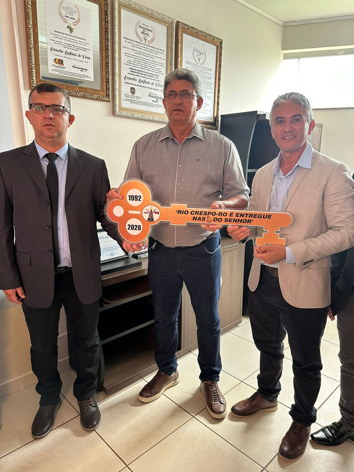 COMPROMISSO: Eder Paraguai e Alex da Saúde assumem o comando da prefeitura de Rio Crespo