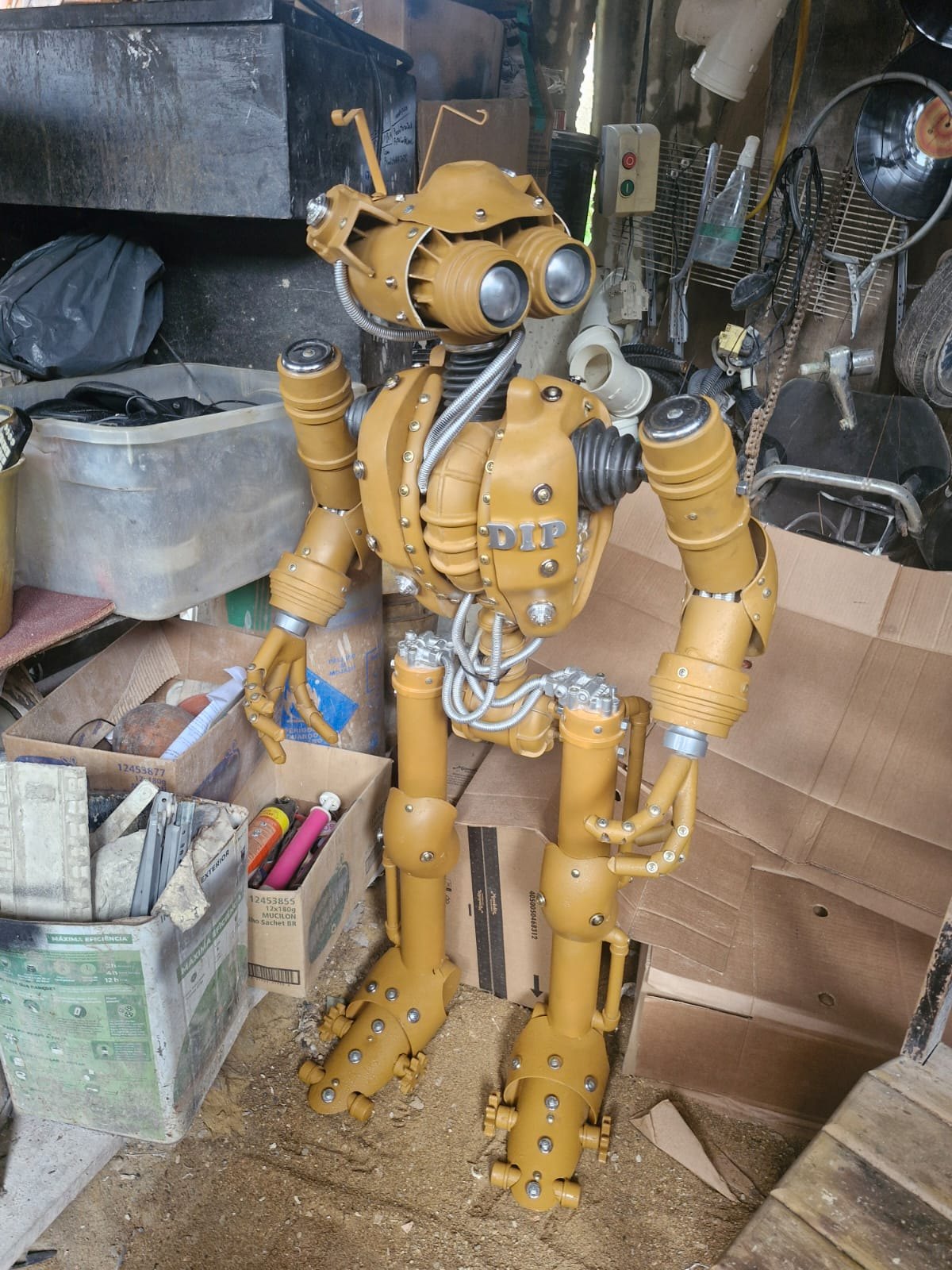 ROBÔ EM AÇÃO: O cineasta e ator Jair Rangel grava novo filme do Pistolino e o robô Dip