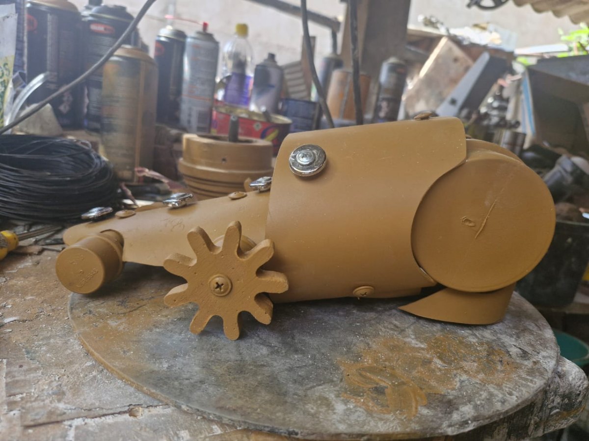 ROBÔ EM AÇÃO: O cineasta e ator Jair Rangel grava novo filme do Pistolino e o robô Dip