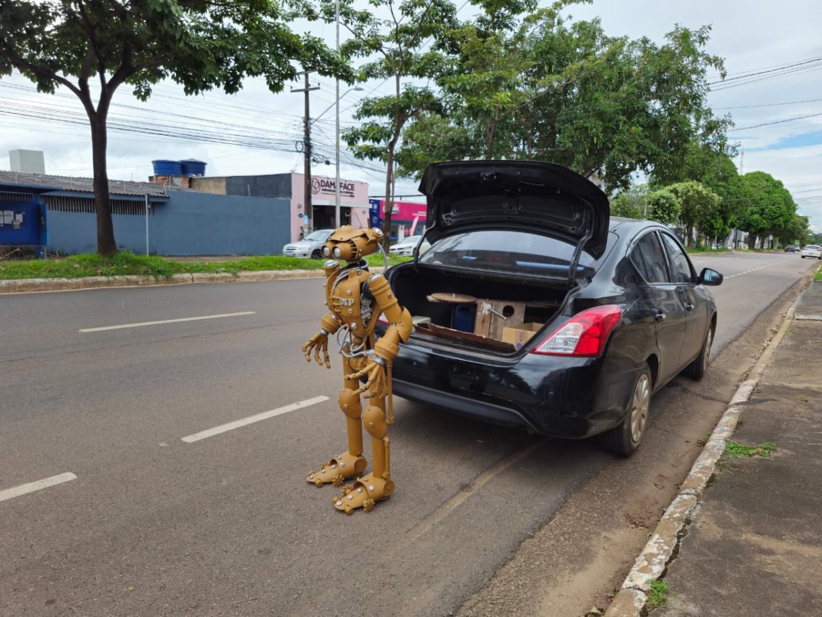 ROBÔ EM AÇÃO: O cineasta e ator Jair Rangel grava novo filme do Pistolino e o robô Dip