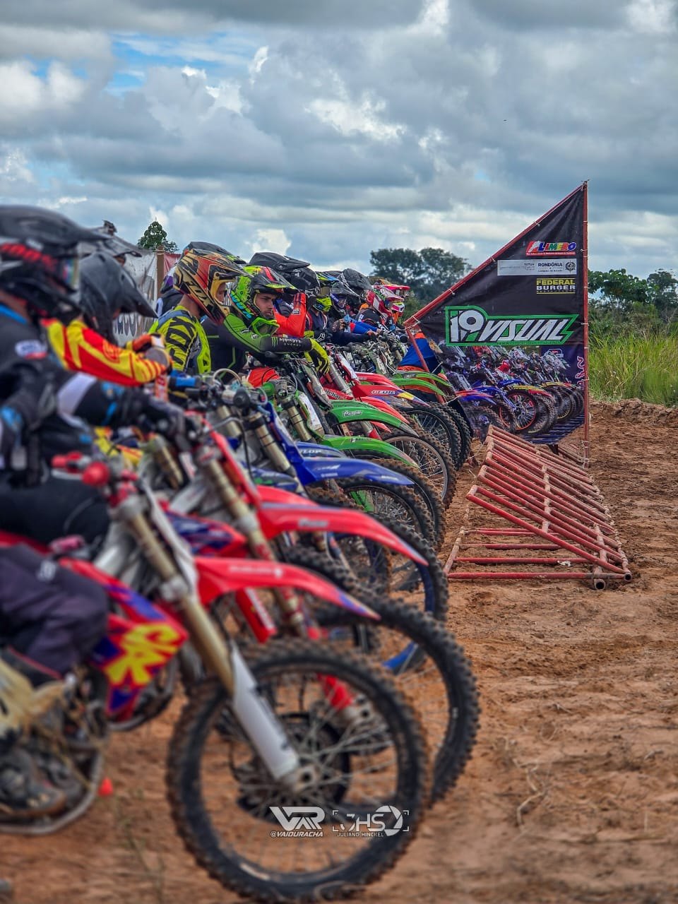 EXPLODIU: Abertura do Estadual de Motocross em Cacoal teve mais de 300 pilotos inscritos 