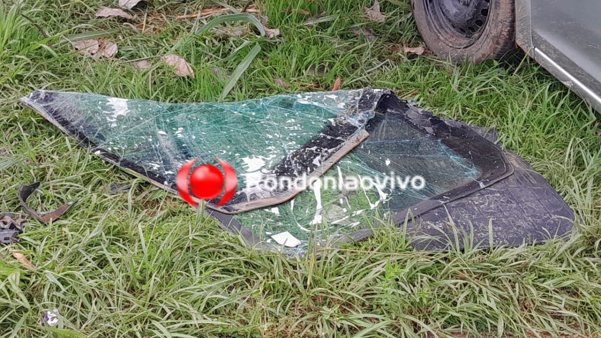 PASSOU DIRETO: Carro Sandero em alta velocidade capota e ocupantes fogem 