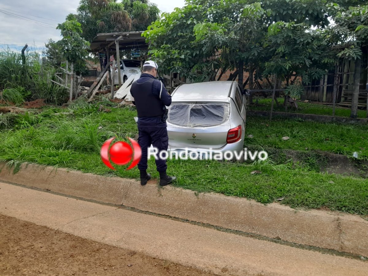 PASSOU DIRETO: Carro Sandero em alta velocidade capota e ocupantes fogem 