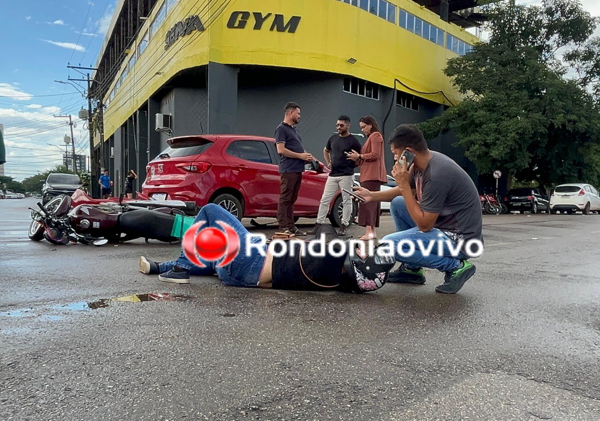 NA ABUNÃ: Mulher em moto avança cruzamento e é gravemente atingida por Argo