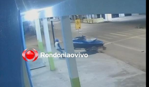 VÍDEO: Ladrões encapuzados são flagrados furtando Jet ski em oficina 