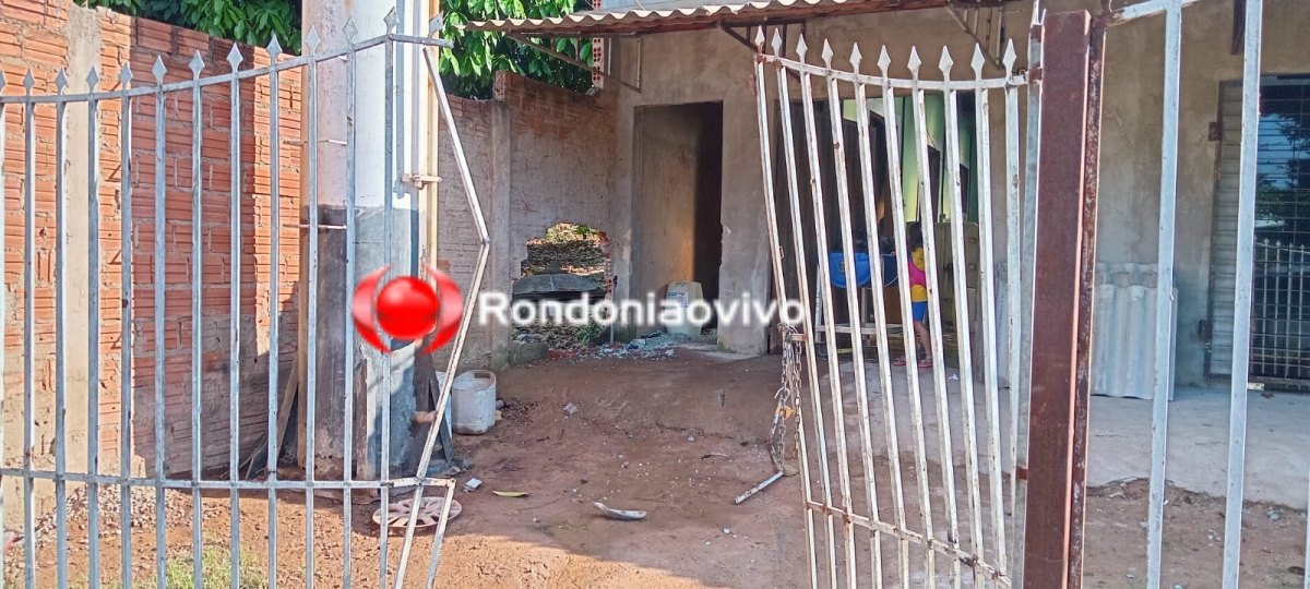 VÍDEO: Motorista de Siena passa direto e provoca destruição em empresa 