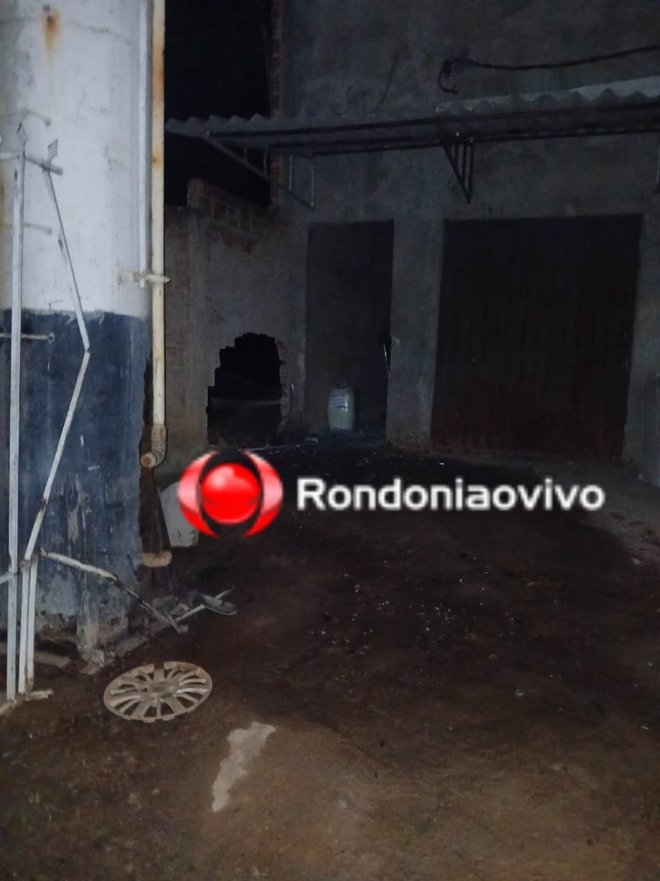 VÍDEO: Motorista de Siena passa direto e provoca destruição em empresa 