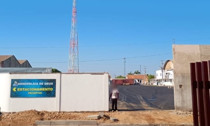 BENEVOLÊNCIA: Partes envolvidas dizem que asfaltamento de pátio de igreja é cortesia de apoio