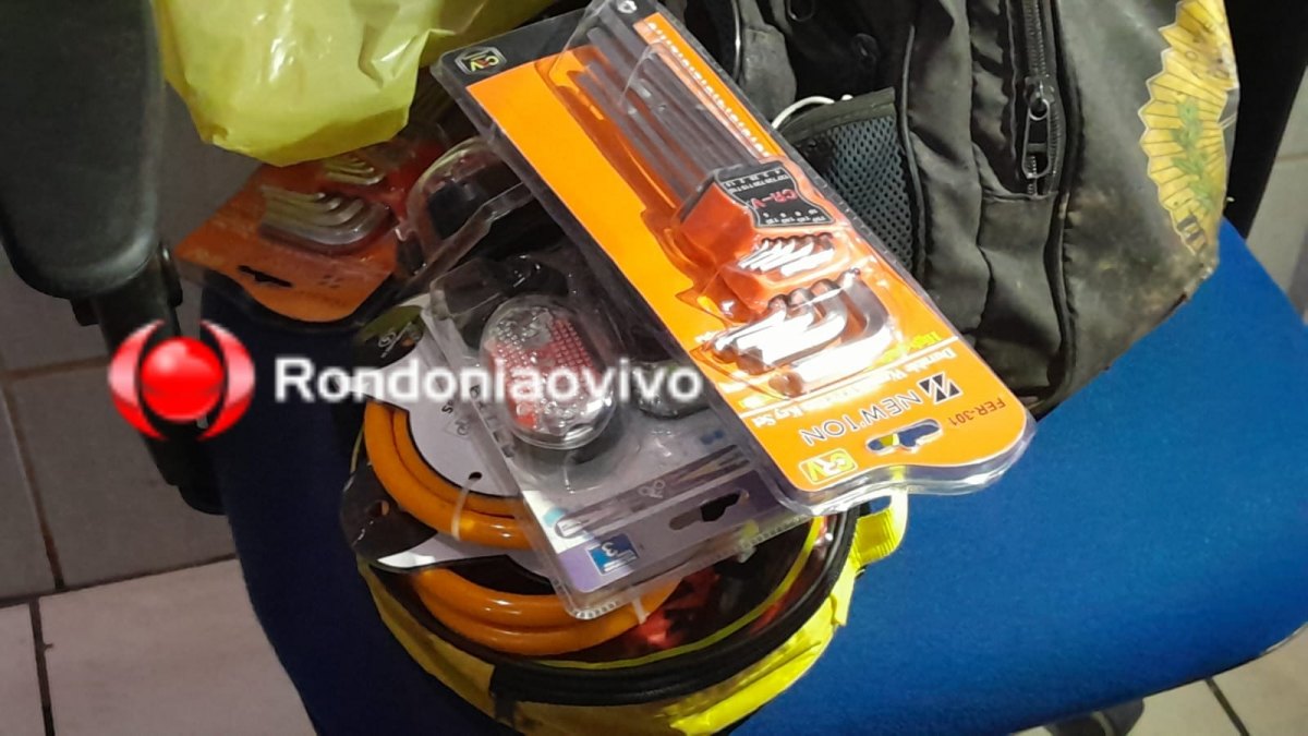 VÍDEO: Homem é preso por furto em oficina enquanto remendava pneu de moto 