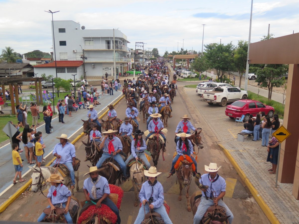 EXPOSIÇÃO AGROPECUÁRIA: Cavalgada da 38ª Expocol reúne mais de 800 participantes e movimenta Colorado