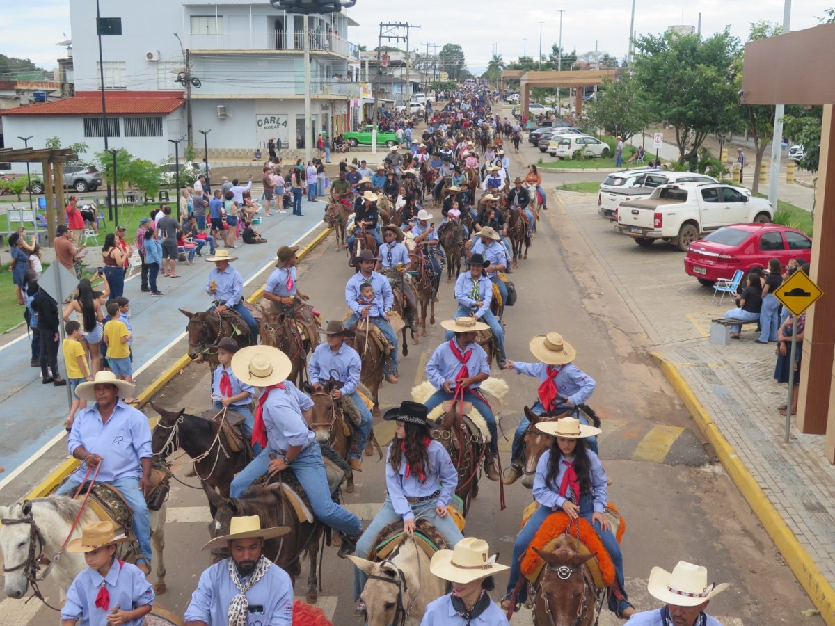EXPOSIÇÃO AGROPECUÁRIA: Cavalgada da 38ª Expocol reúne mais de 800 participantes e movimenta Colorado