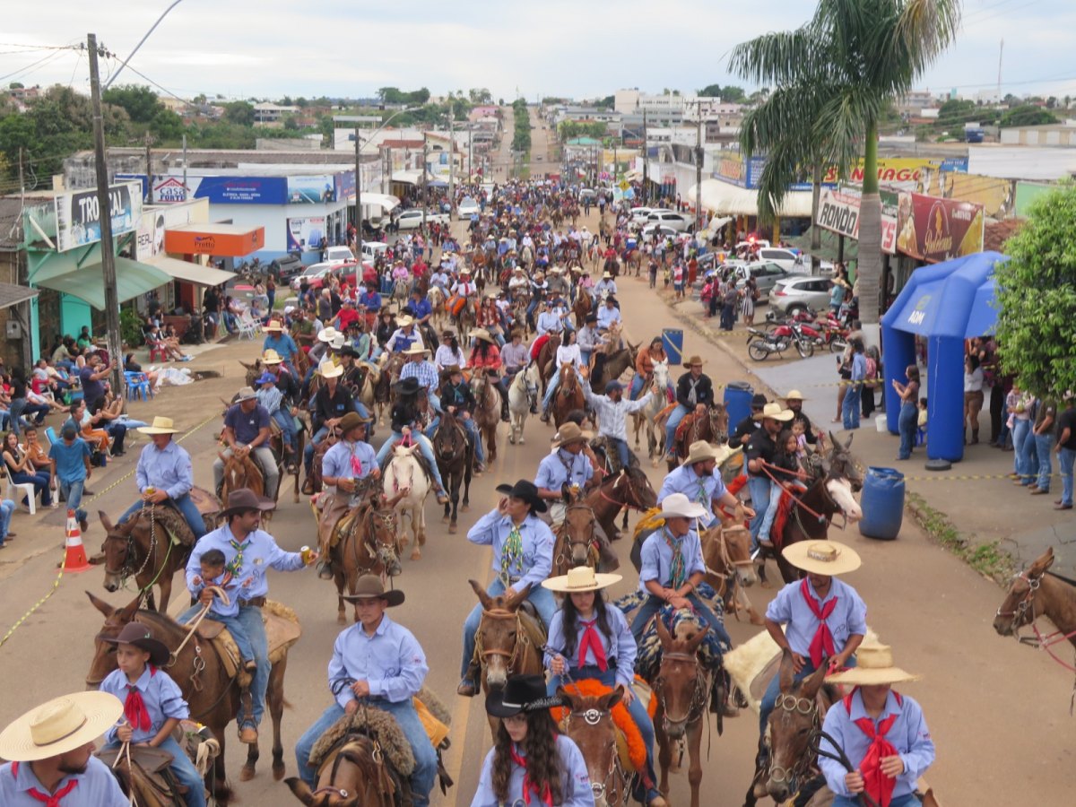 EXPOSIÇÃO AGROPECUÁRIA: Cavalgada da 38ª Expocol reúne mais de 800 participantes e movimenta Colorado