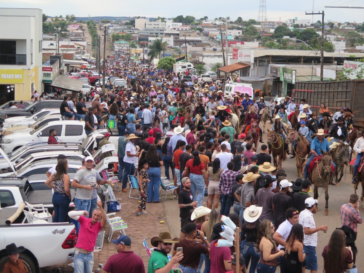 EXPOSIÇÃO AGROPECUÁRIA: Cavalgada da 38ª Expocol reúne mais de 800 participantes e movimenta Colorado