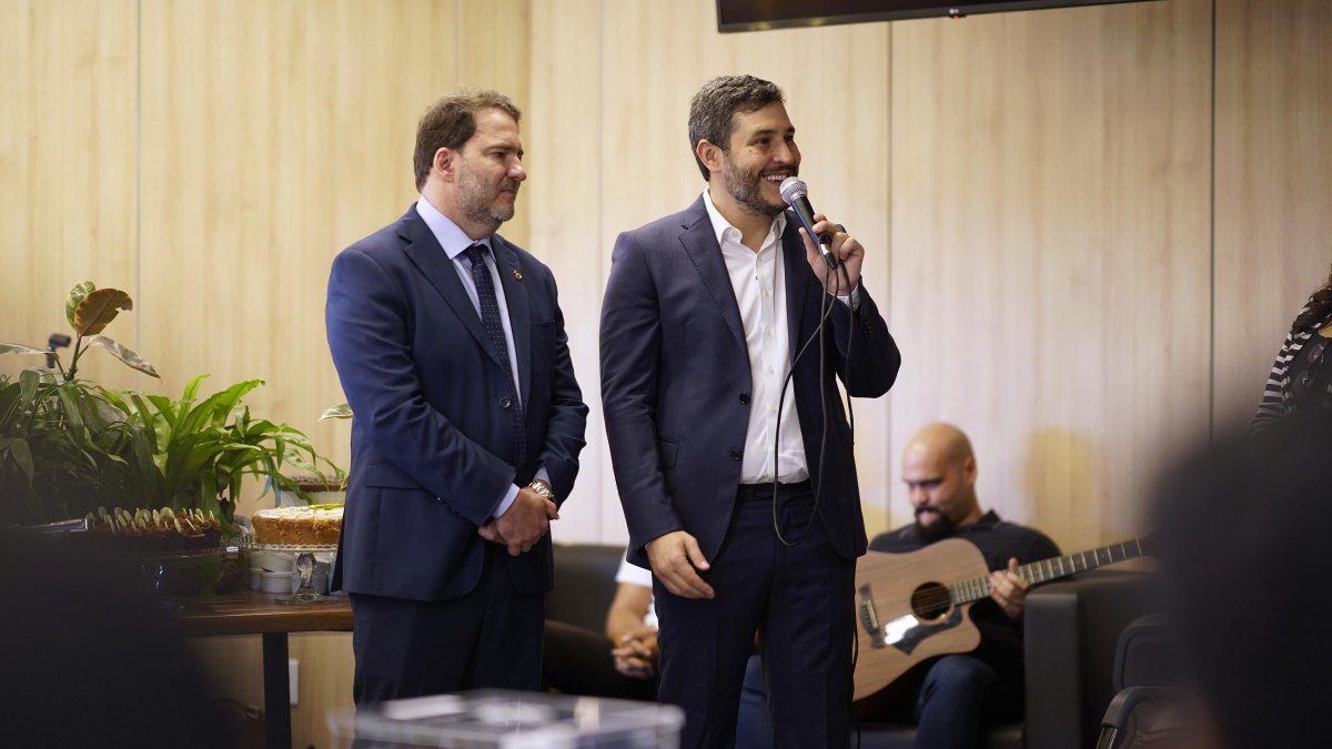 ALEX REDANO: Dep. concede títulos de honra ao mérito a Maurício e Mariana Carvalho