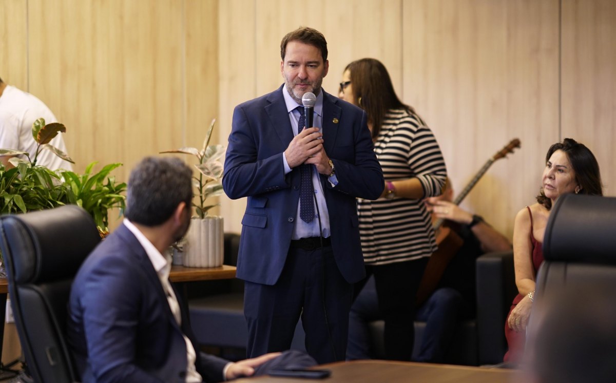 ALEX REDANO: Dep. concede títulos de honra ao mérito a Maurício e Mariana Carvalho