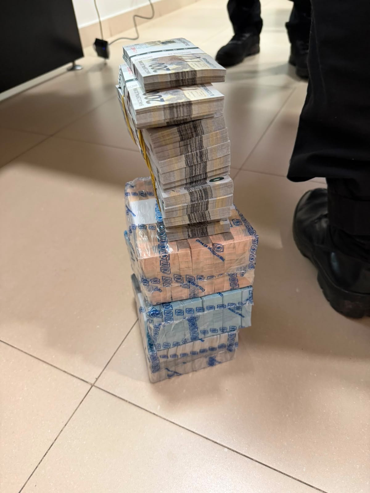 CAIXA DE DINHEIRO: PF apreende dinheiro e relógios de luxo em operação que mira a Assembleia de RO