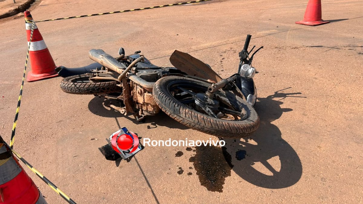 URGENTE: Carro invade praça após atropelar gravemente motociclista