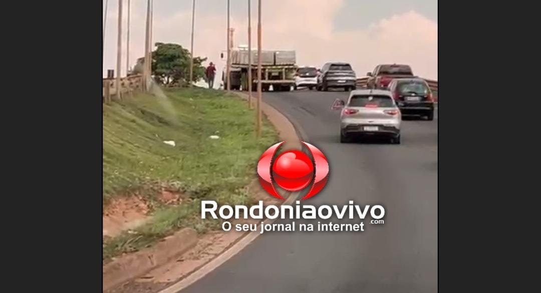 VÍDEO: Caminhão quebra no viaduto do Trevo do Roque e gera congestionamento