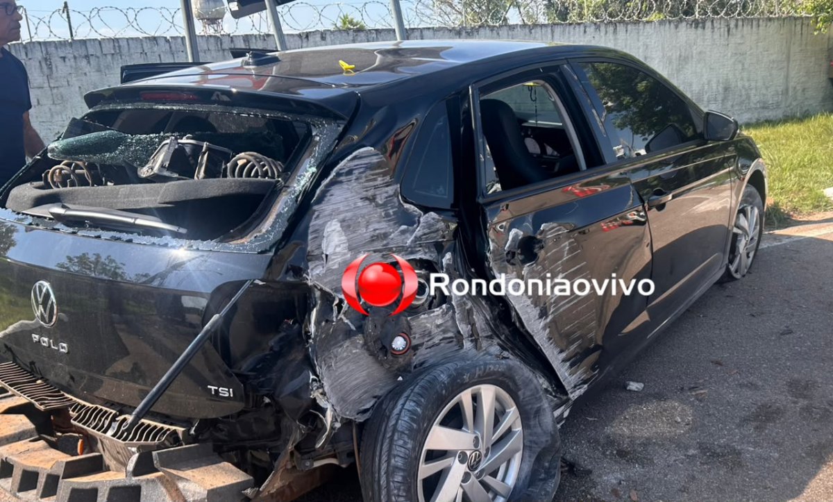 VÍDEO: Carro bate em cheio contra poste no Espaço Alternativo