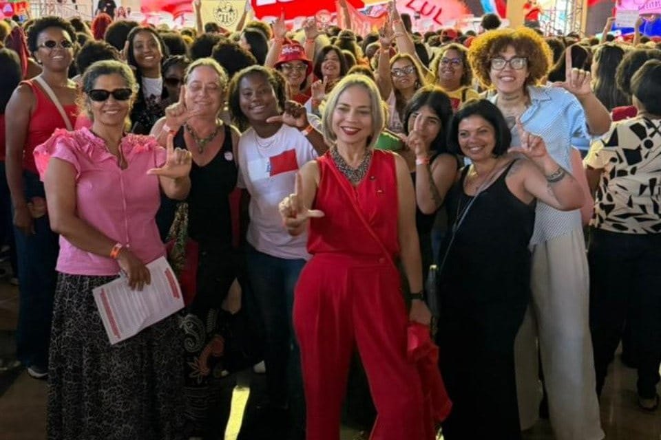 ELEIÇÕES: Luciana Oliveira participa de ato com Lula em BH e leva candidatura de RO 