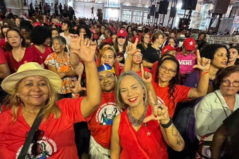 ELEIÇÕES: Luciana Oliveira participa de ato com Lula em BH e leva candidatura de RO 