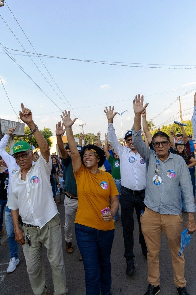 EM NOVA UNIÃO: Sílvia Cristina faz caminhada acompanhada de prefeito, vereadores e lideranças