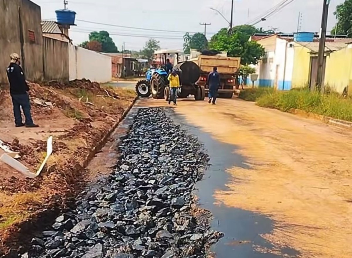 EDIMILSON DOURADO: Serviço de tapa buracos é realizado no bairro Castanheira a pedido do vereador