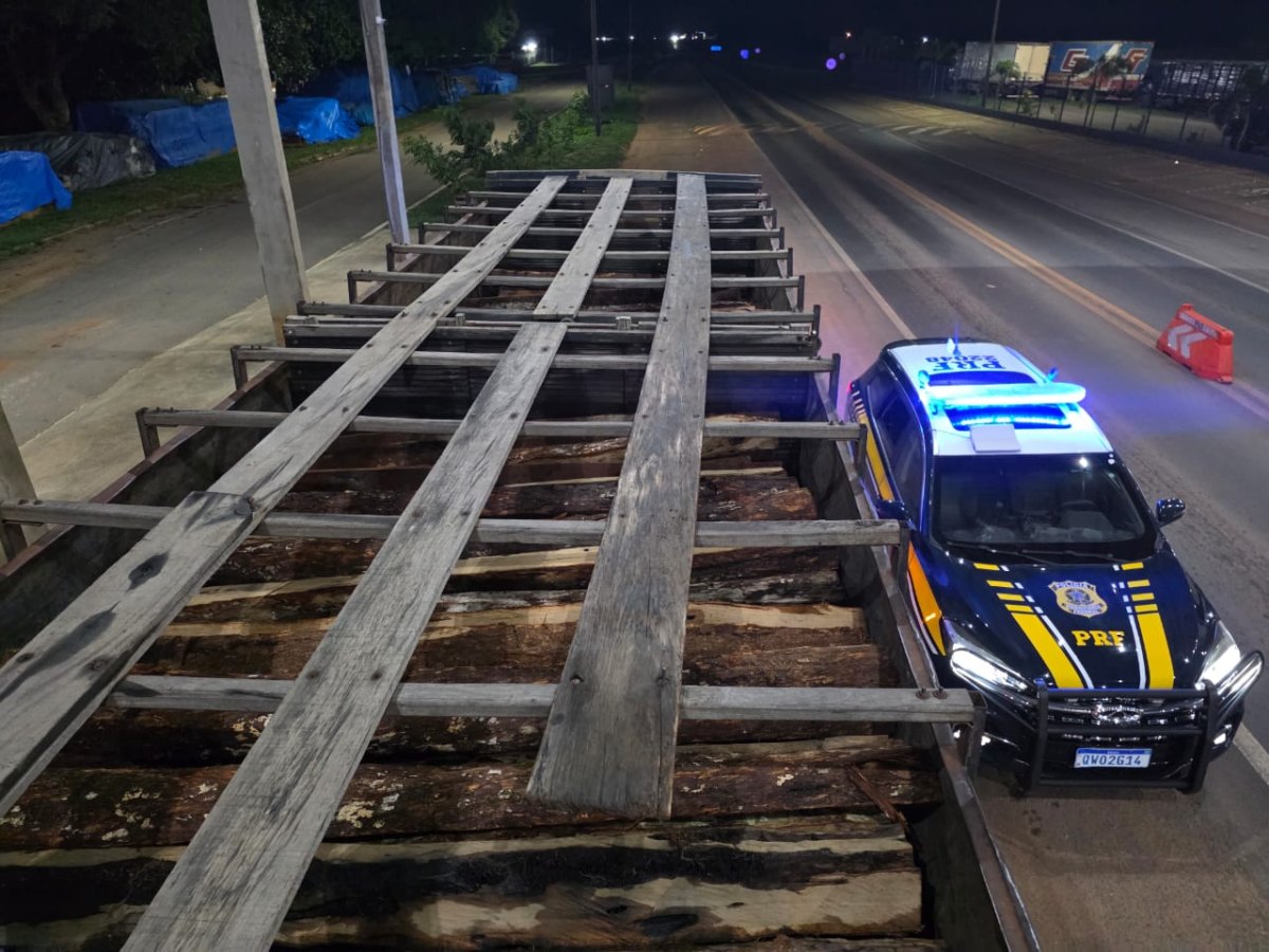 EM ARIQUEMES: PRF apreende mais de 30 m³ de madeira nativa transportada sem documentação fiscal 