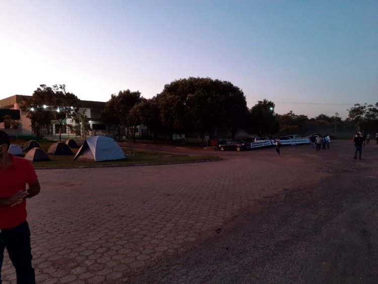 JARU: Produtores acampam em frente a laticínio por falta de pagamento do leite