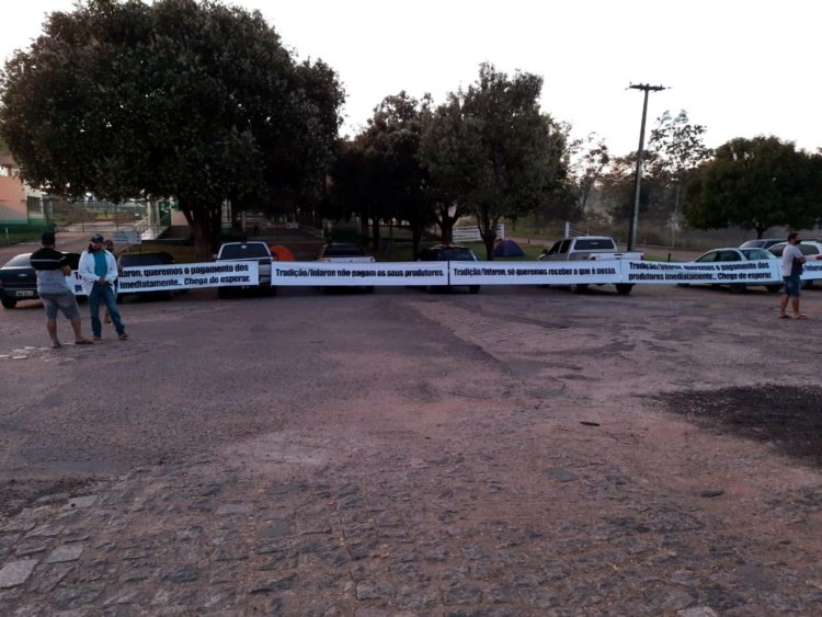 JARU: Produtores acampam em frente a laticínio por falta de pagamento do leite