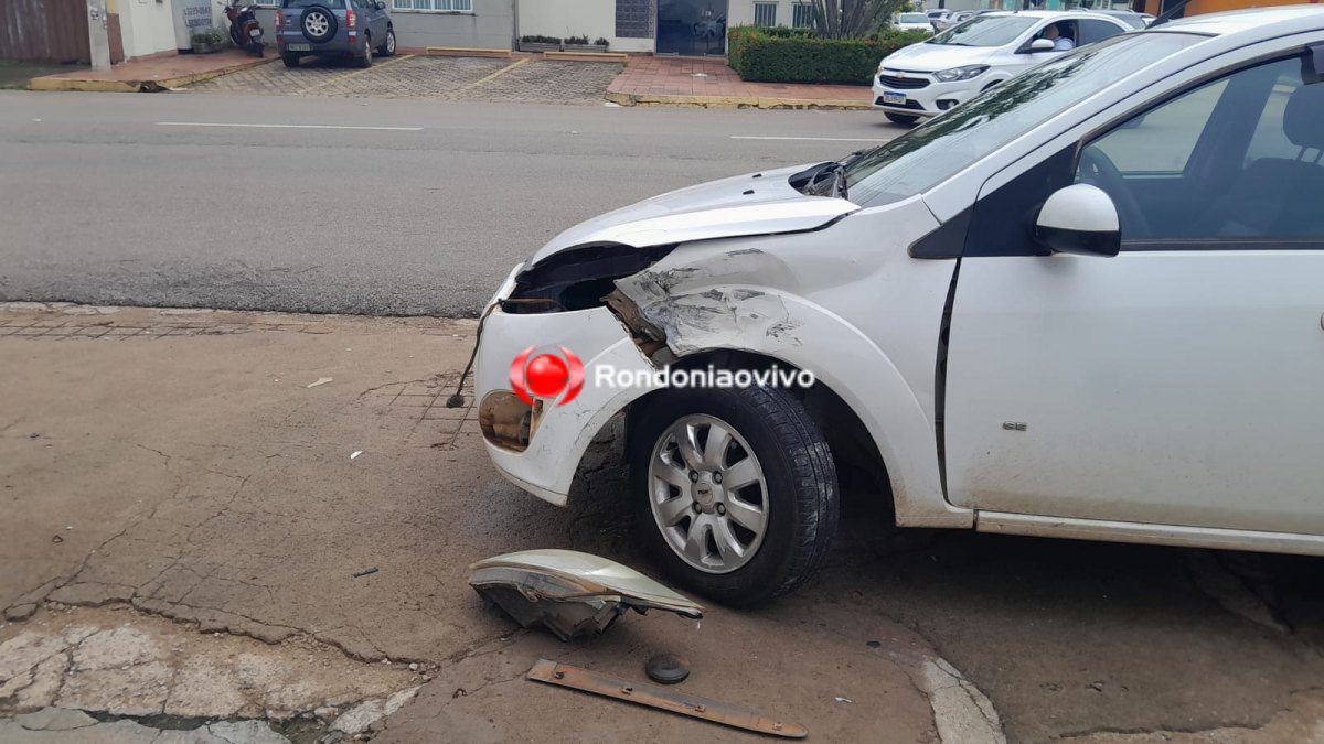 MOTORISTA FERIDO: Carro fica engatado em outro após invadir posto de combustíveis