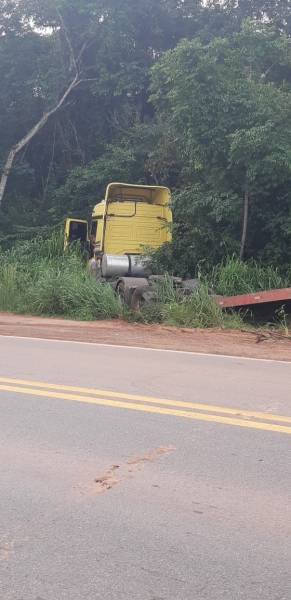 PRESOS NAS FERRAGENS: Grave acidente na BR 364 foi causado por cachorros na pista