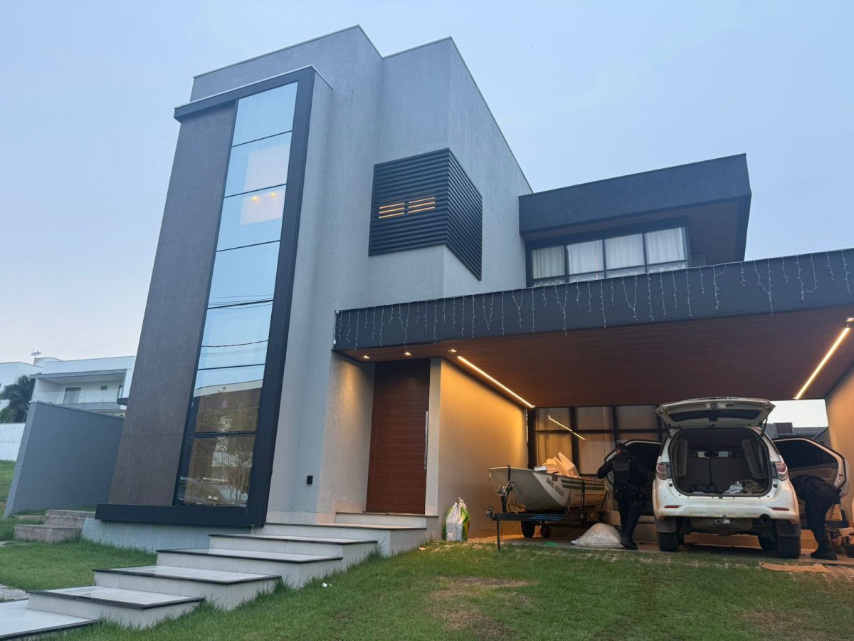TRAFICO DE DROGAS: Policia Federal apreende Mustang, aviões e mansão em condomínio de luxo