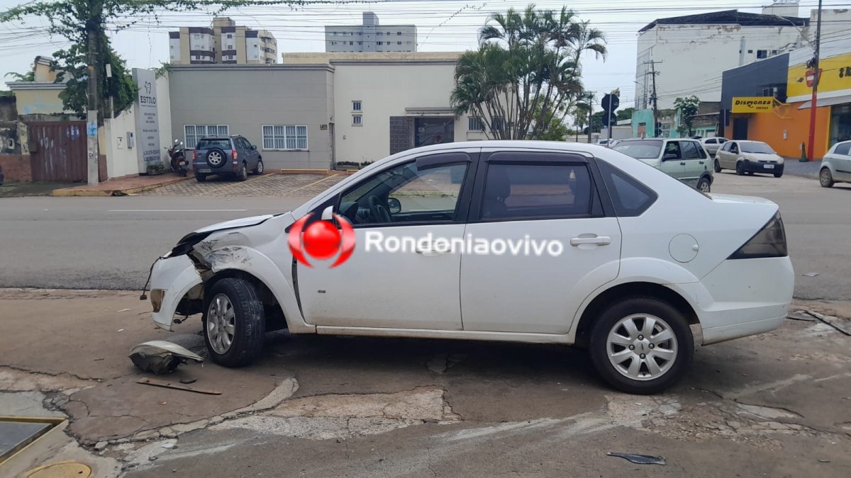 MOTORISTA FERIDO: Carro fica engatado em outro após invadir posto de combustíveis